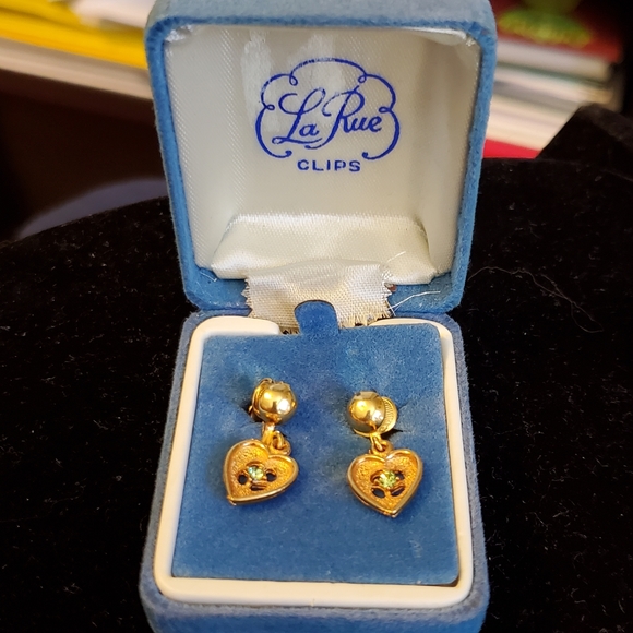 Vintage La Rue clips goldtone clip earrings hearts with green stones - Picture 8 of 8